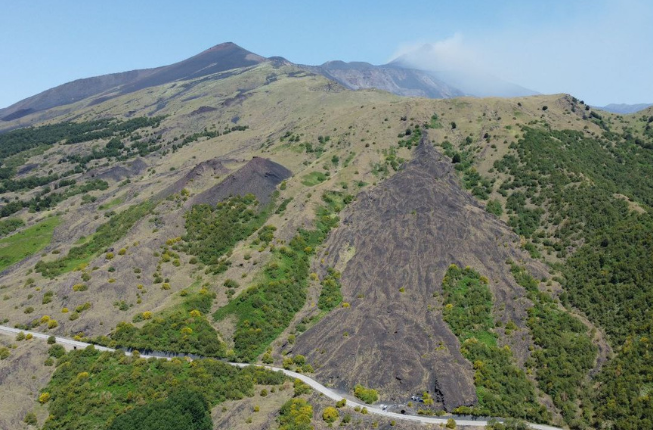 Collegamento a Mount Etna volcanic materials as terrestrial analogues of lunar regolith